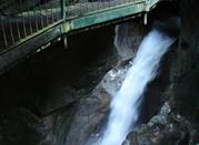 La cascata sopra il ponticello
