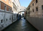 Facciata sul canale e Ponte dei Sospiri