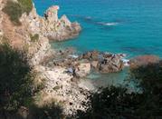 Vista delle roccie e del mare azzurro
