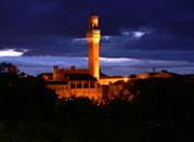 Vista notturna del Palazzo Pubblico