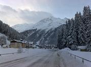 Sulla strada che porta al paese