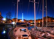 Vista notturna sul porto 