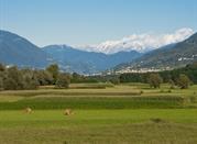 La campagna con dietro le montagne