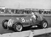 Tazio Nuvolari al volante della sua Alfa Romeo n.8