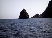 Vista dal mare del Faraglione Tracino
