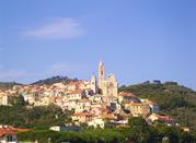 Veduta della località Cervo dal basso