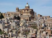 Vista della città, spicca la cattedrale