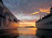 Navi al porto, sullo sfondo l'Isola di Tavolara