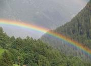 Un arcobaleno risplende nella valle
