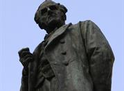 Statua del Manzoni in Piazza San Fedele