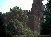 Il castello visibile tra gli alberi