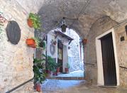 Il  piccolo borgo e' medievale