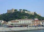 La città con il castello vista dal mare
