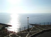 Vista della piazzetta e del mare dalla terrazza panoramica
