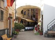 Una delle pittoresche viuzze del borgo