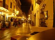 Una via del centro storico durante la sera