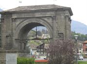 Arco con un crocifisso