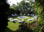 Jacuzzi in the garden Hotel Baglio della Luna