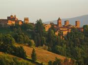 Panorama del borgo medievale di Certaldo Alto fra le dolci colline toscane circostanti 