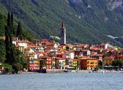Lungo il lago: la cittadina vista dal traghetto