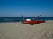 Spiaggia con barca di salvataggio