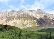Le montagne rocciose e il paesaggio alpino
