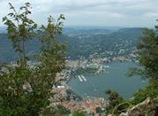La città e il lago visti da un monte