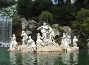 Una delle tante monumentali fontane all'interno del Parco della Reggia