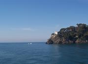 Vista del faro sulla scogliera