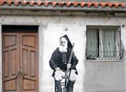 Murales di un uomo con il fucile