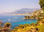 Ligurien, Ventimiglia, im Hintergrund die französische Stadt Menton