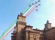 Freccie tricolore sopra il castello Estense