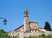 Il borgo e' situato tra i colli Euganei ed e' medievale