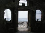 La spiaggia vista dall'interno della Chiesetta