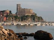 Il porto e la fortezza della cittadina