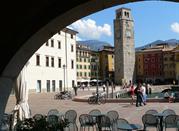 Piazza Tre novembre con la Torre Apponale