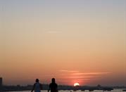 Una passeggiata sul lungo mare con tramonto