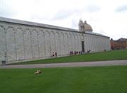 Marmormauer auf Piazza dei Miracoli