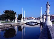 Statue lungo il canale a Pratodellavalle
