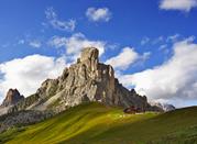 Cascina sulle imponenti Dolomiti