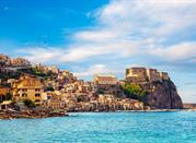 Il castello di Scilla e lo splendido mare di Calabria
