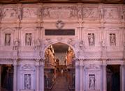 Teatro Olimpico, il proscenio con la porta regia