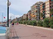 Il lungomare e la spiaggia