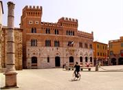 Un giro in bicicletta in Piazza Dante