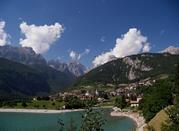 Molveno in riva al lago omonimo