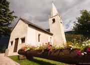 La bellissima chiesa di S. Ippolito con la sua architettura romanica