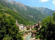 veduta della Città di Chiavenna: Chiavenna case sulla Mera