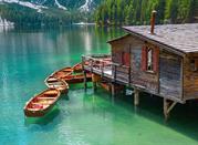 Ricovero per barche di legno sul lago di Braies in Alto Adige