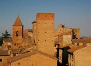 Certaldo Alto, un borgo interamente di mattoni rossi. La torre di Casa Boccaccio in primo piano
