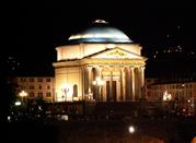 Gran Madre di Dio iluminada por la noche